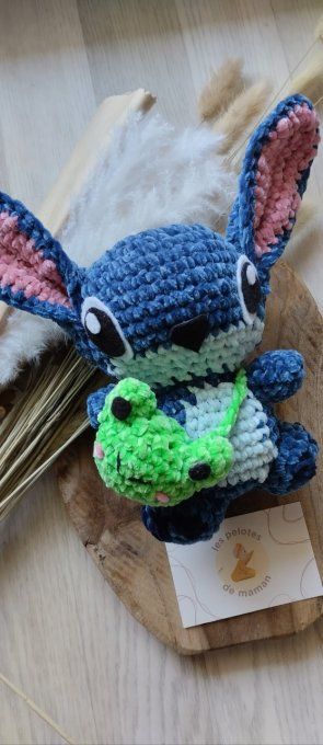 Doudou Stitch avec son sac grenouille