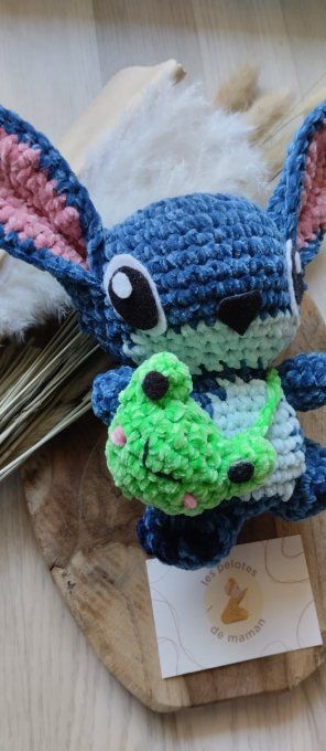 Doudou Stitch avec son sac grenouille